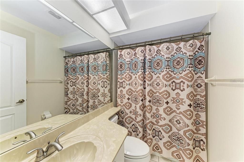 For Sale: $199,999 (2 beds, 2 baths, 1091 Square Feet)