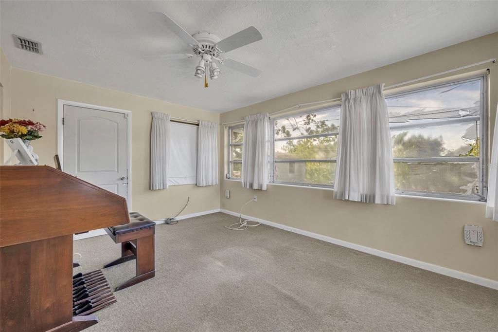 Под контрактом: $145,000 (2 спален, 1 ванн, 932 Квадратных фут)