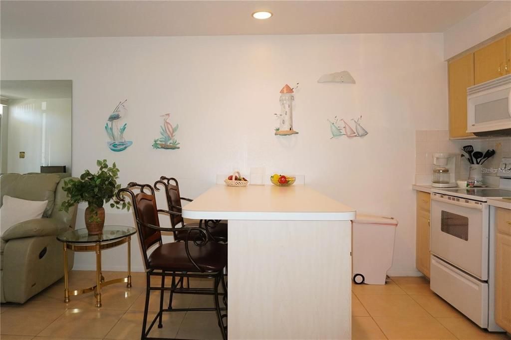 Под контрактом: $1,395 (2 спален, 1 ванн, 825 Квадратных фут)