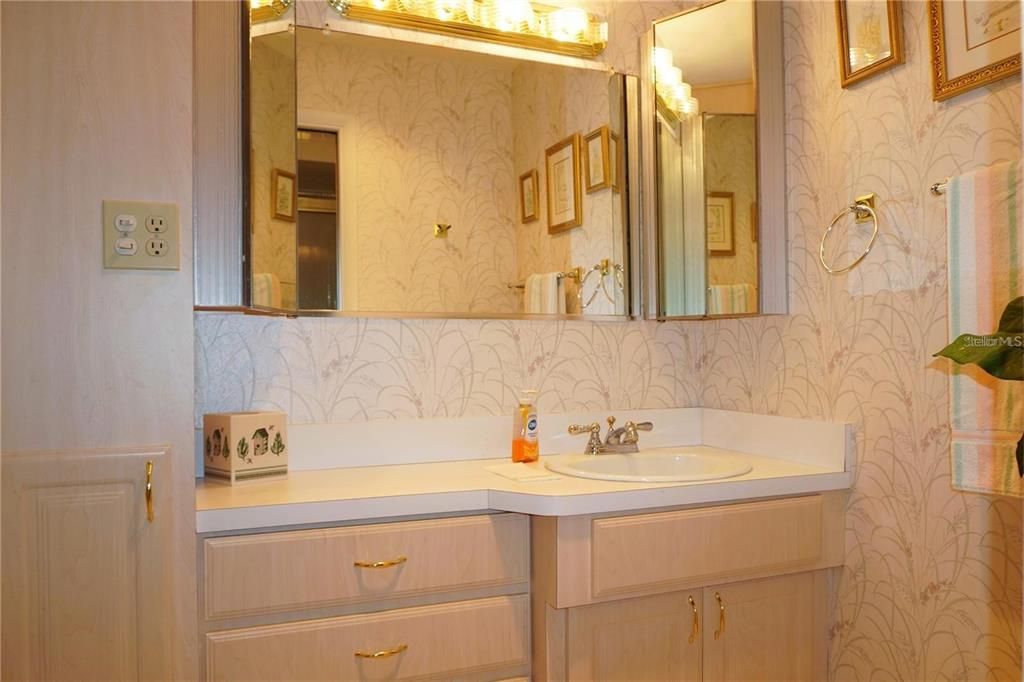 Под контрактом: $1,395 (2 спален, 1 ванн, 825 Квадратных фут)