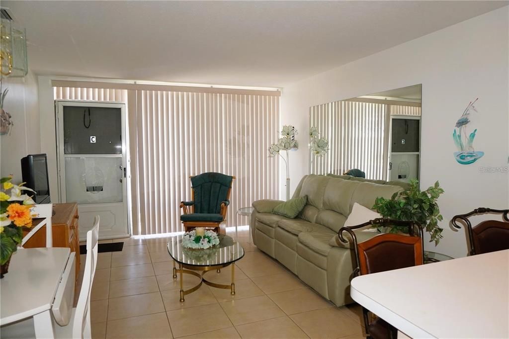 Под контрактом: $1,395 (2 спален, 1 ванн, 825 Квадратных фут)