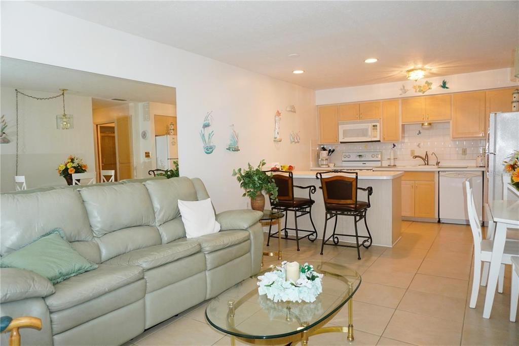 Под контрактом: $1,395 (2 спален, 1 ванн, 825 Квадратных фут)