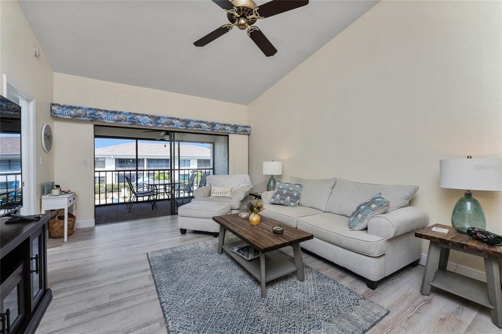 For Sale: $269,000 (2 beds, 2 baths, 1200 Square Feet)