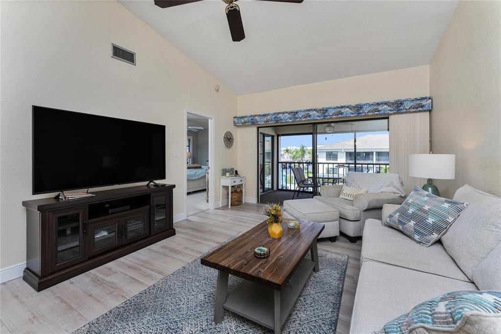 For Sale: $269,000 (2 beds, 2 baths, 1200 Square Feet)