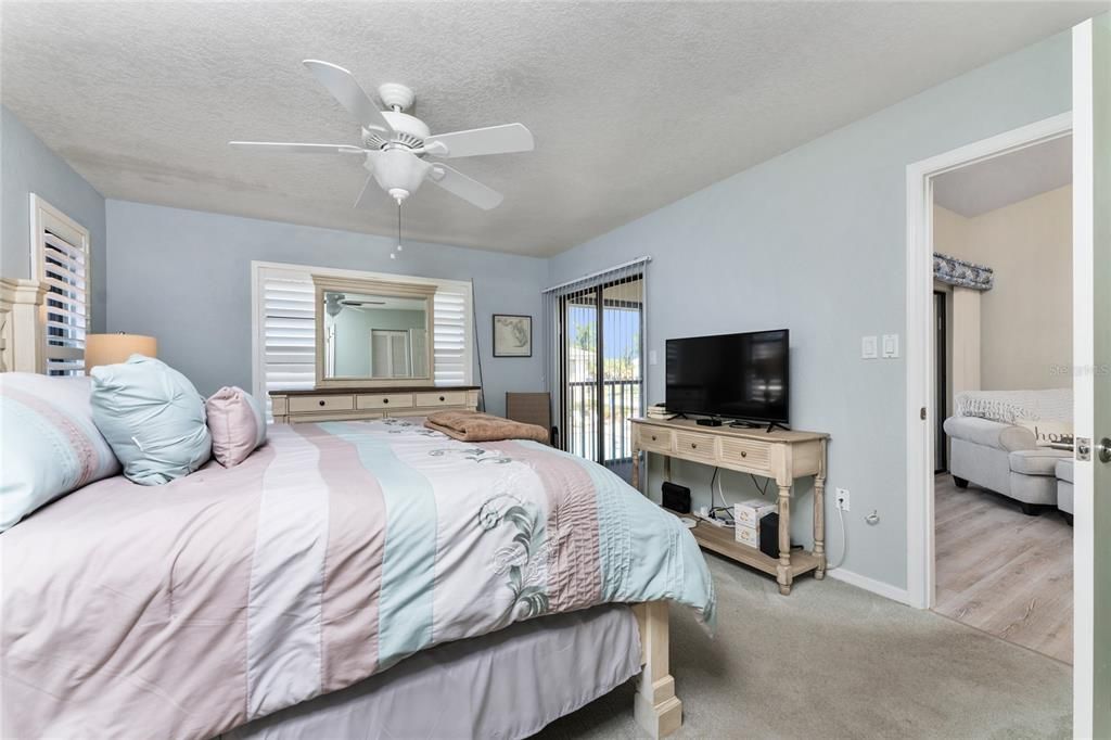 For Sale: $269,000 (2 beds, 2 baths, 1200 Square Feet)