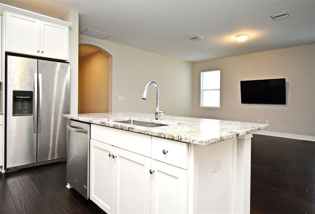 Activo con contrato: $574,000 (3 camas, 2 baños, 1709 Pies cuadrados)