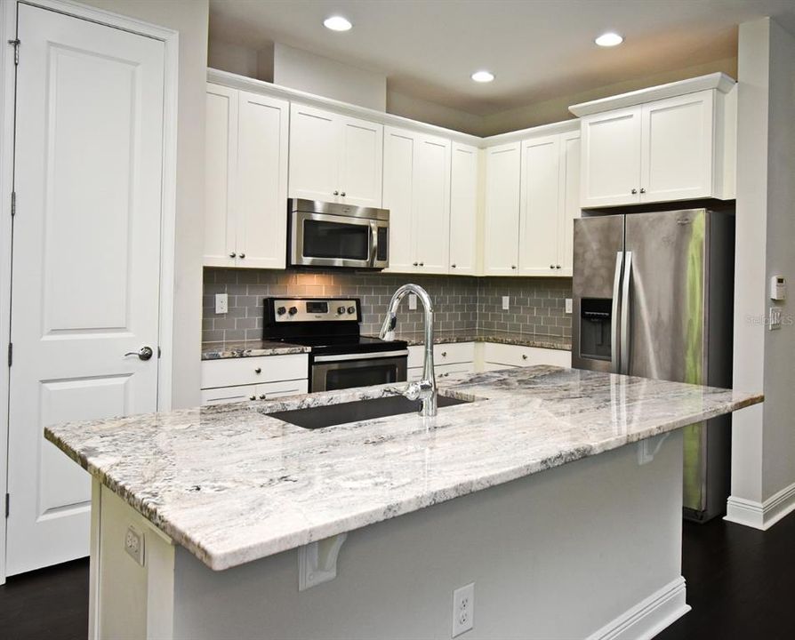 Activo con contrato: $574,000 (3 camas, 2 baños, 1709 Pies cuadrados)