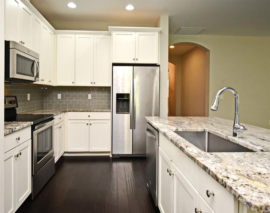 Activo con contrato: $574,000 (3 camas, 2 baños, 1709 Pies cuadrados)