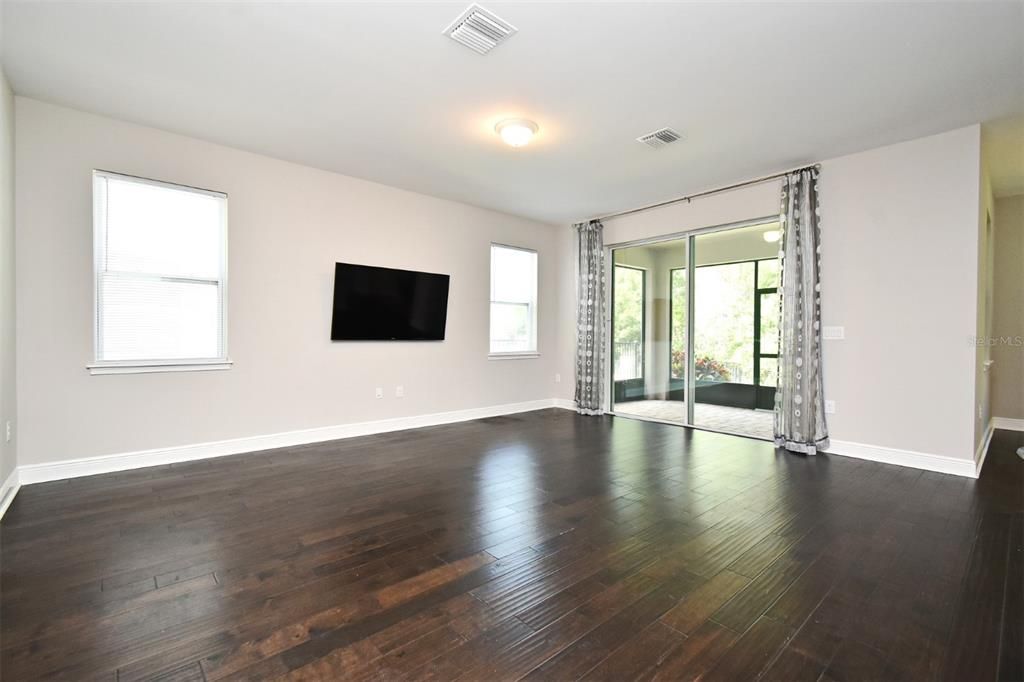 Activo con contrato: $574,000 (3 camas, 2 baños, 1709 Pies cuadrados)