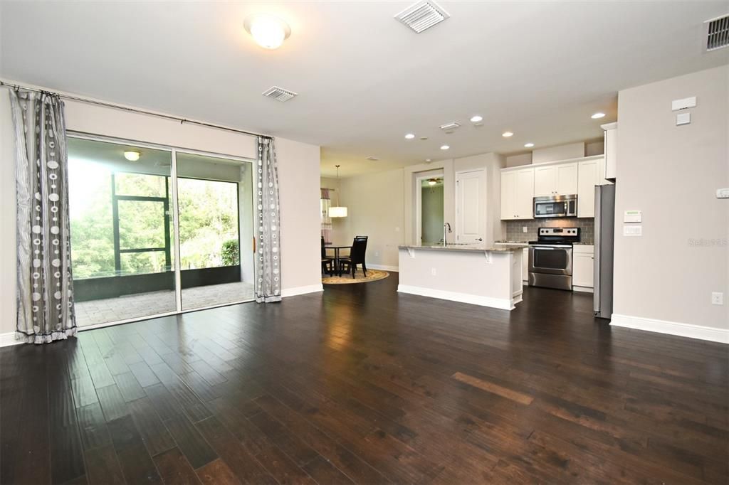 Activo con contrato: $574,000 (3 camas, 2 baños, 1709 Pies cuadrados)