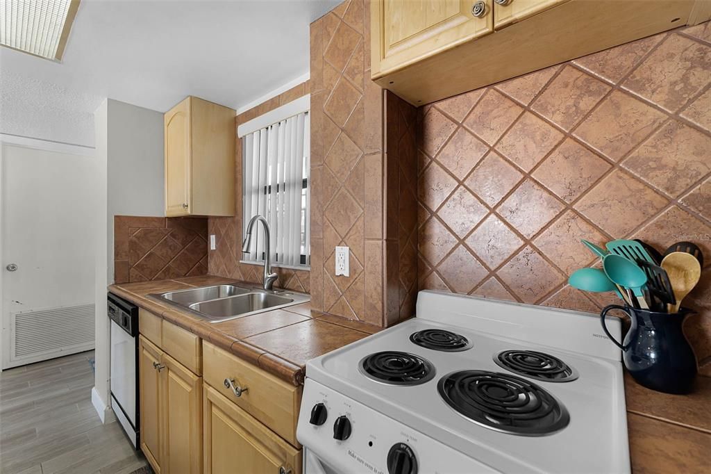 待售: $375,000 (2 贝兹, 2 浴室, 1227 平方英尺)