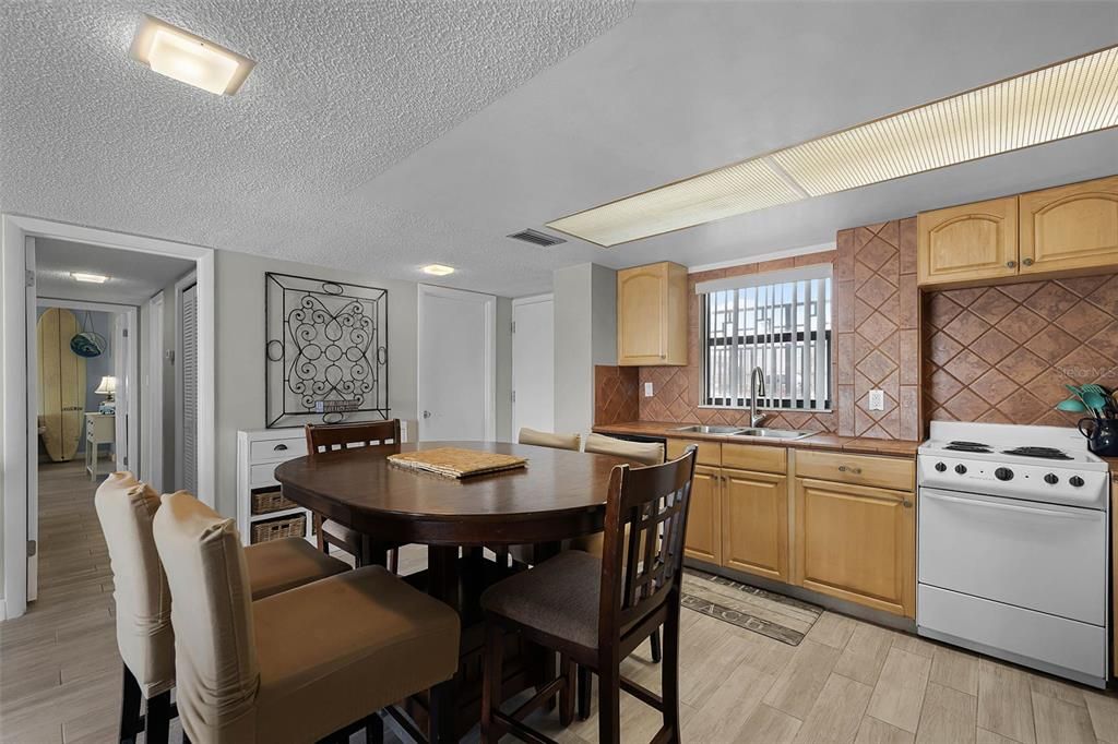 待售: $375,000 (2 贝兹, 2 浴室, 1227 平方英尺)