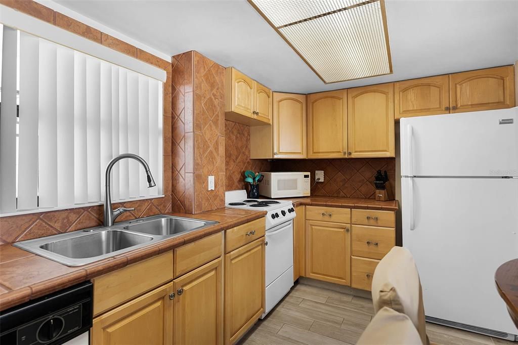 待售: $375,000 (2 贝兹, 2 浴室, 1227 平方英尺)