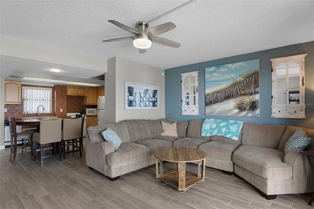 待售: $375,000 (2 贝兹, 2 浴室, 1227 平方英尺)