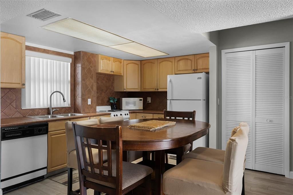 待售: $375,000 (2 贝兹, 2 浴室, 1227 平方英尺)