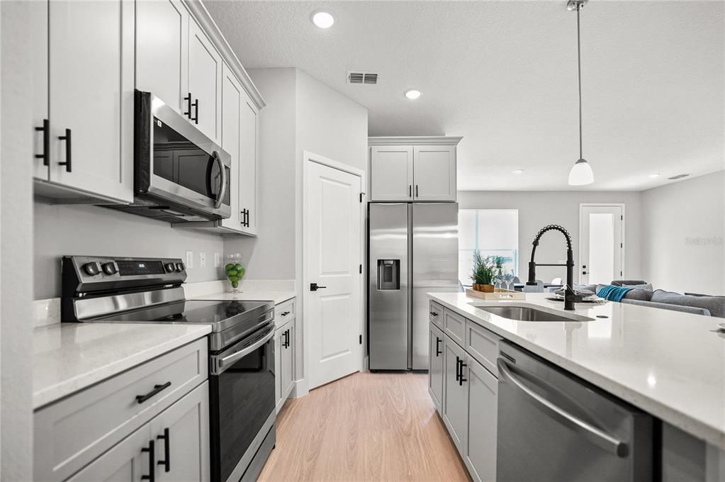 На продажу: $284,999 (4 спален, 2 ванн, 1674 Квадратных фут)