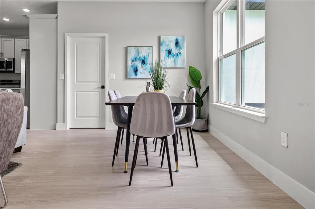 На продажу: $284,999 (4 спален, 2 ванн, 1674 Квадратных фут)