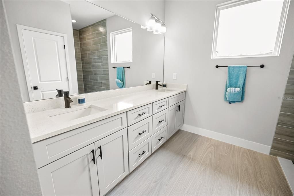 На продажу: $284,999 (4 спален, 2 ванн, 1674 Квадратных фут)