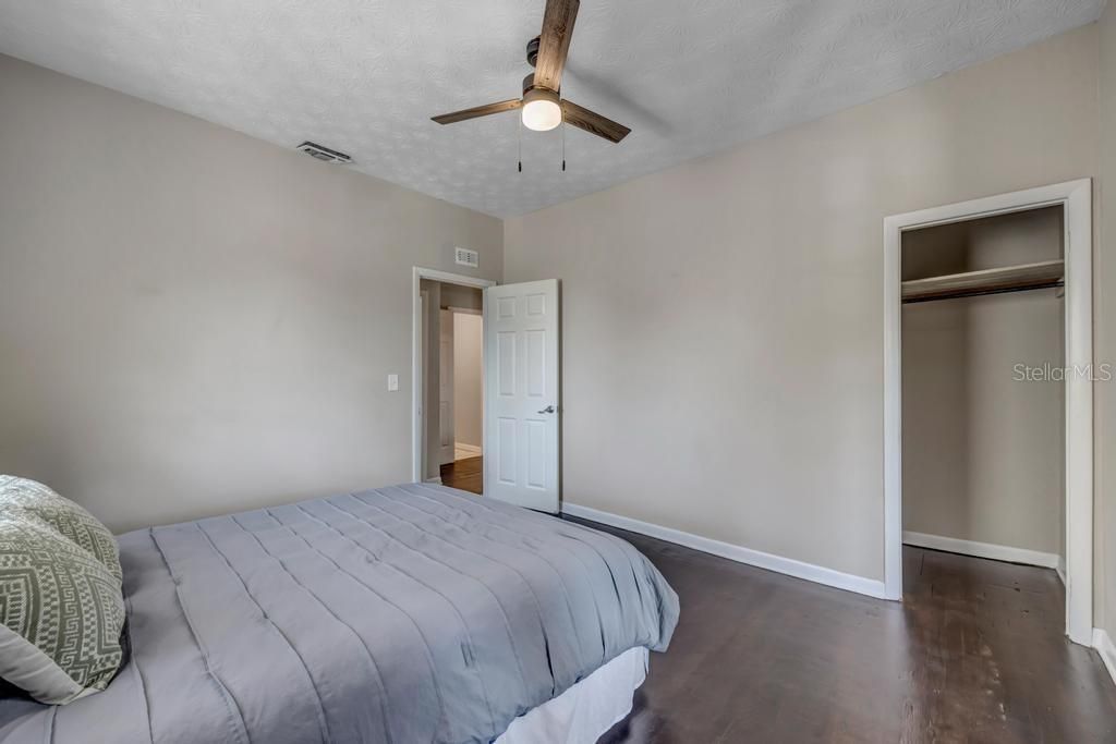 待售: $420,000 (5 贝兹, 2 浴室, 2240 平方英尺)