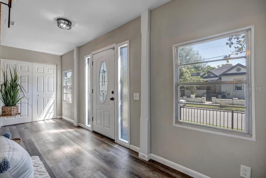 待售: $420,000 (5 贝兹, 2 浴室, 2240 平方英尺)