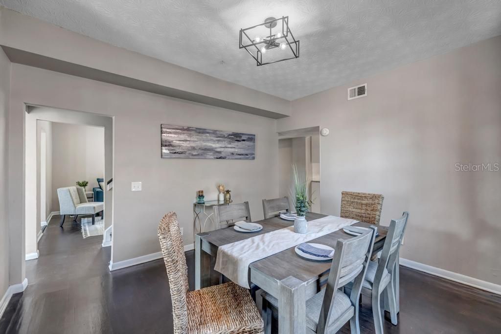 待售: $420,000 (5 贝兹, 2 浴室, 2240 平方英尺)