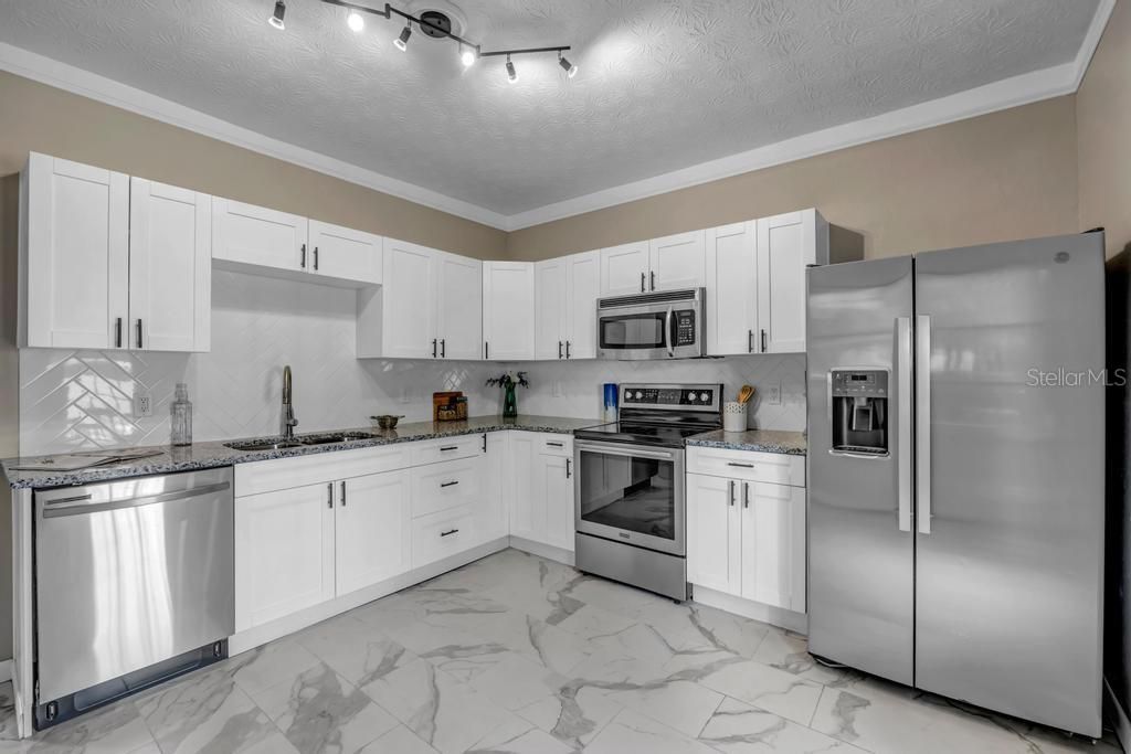 待售: $420,000 (5 贝兹, 2 浴室, 2240 平方英尺)