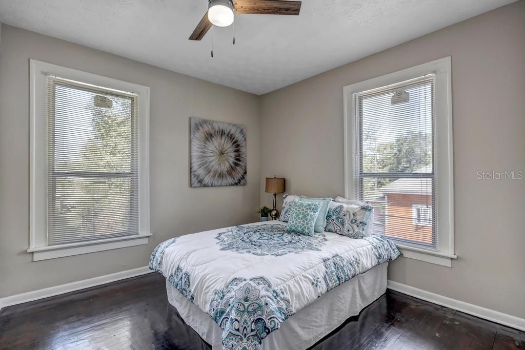 待售: $420,000 (5 贝兹, 2 浴室, 2240 平方英尺)