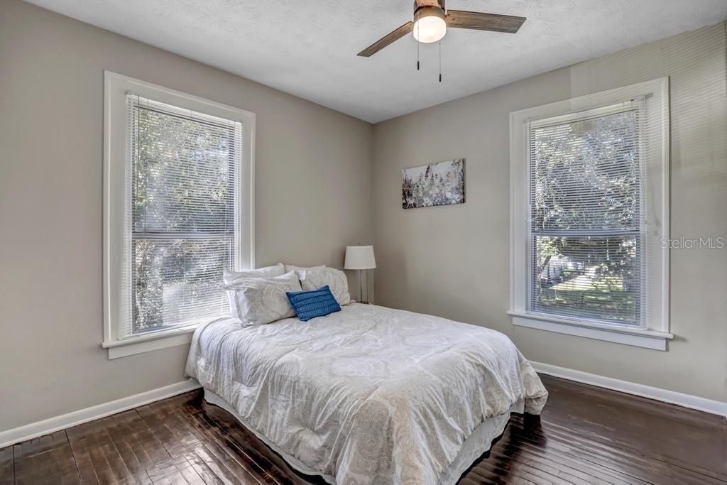 待售: $420,000 (5 贝兹, 2 浴室, 2240 平方英尺)