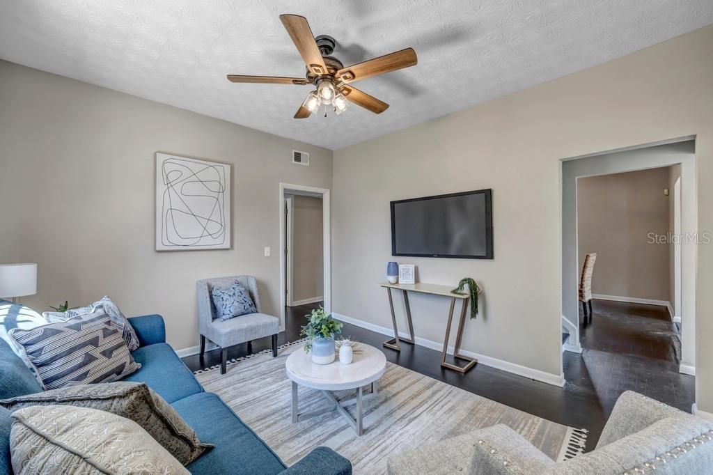 待售: $420,000 (5 贝兹, 2 浴室, 2240 平方英尺)