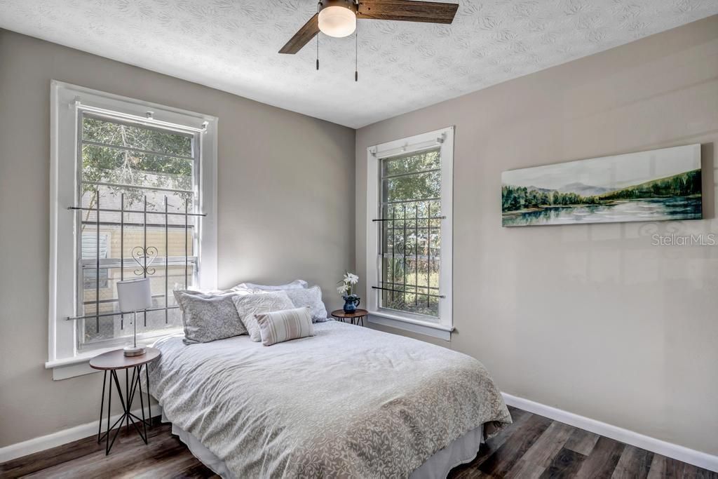 待售: $420,000 (5 贝兹, 2 浴室, 2240 平方英尺)