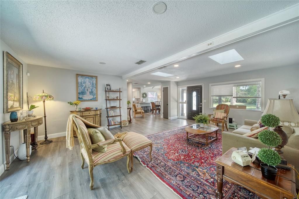 En Venta: $529,900 (4 camas, 3 baños, 2295 Pies cuadrados)