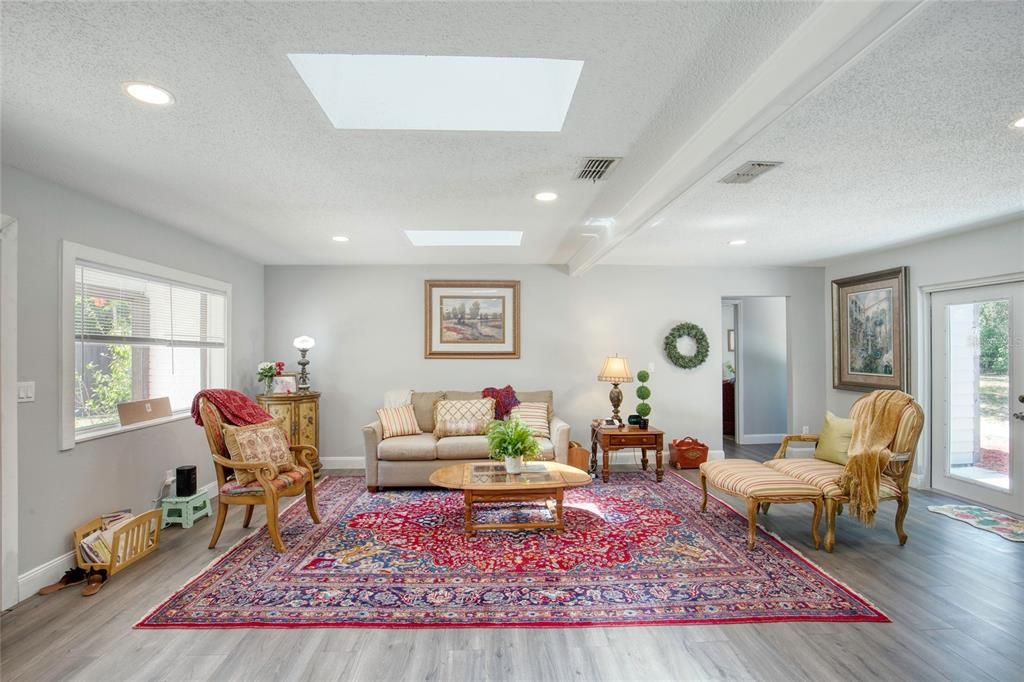 En Venta: $529,900 (4 camas, 3 baños, 2295 Pies cuadrados)