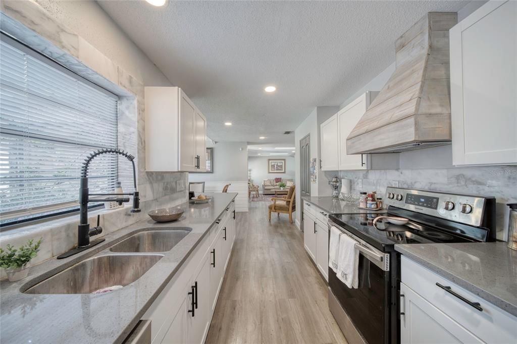 En Venta: $529,900 (4 camas, 3 baños, 2295 Pies cuadrados)