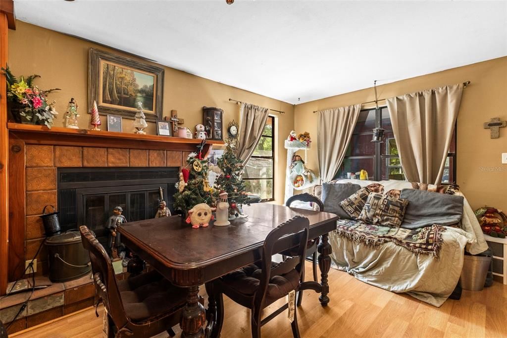 На продажу: $295,000 (4 спален, 3 ванн, 2037 Квадратных фут)