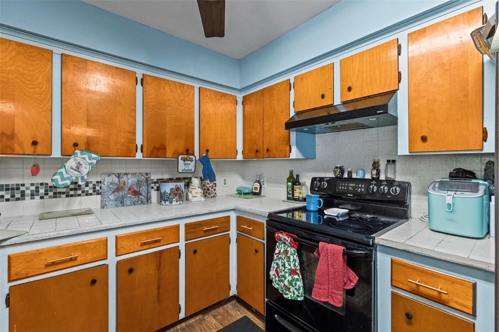 На продажу: $295,000 (4 спален, 3 ванн, 2037 Квадратных фут)