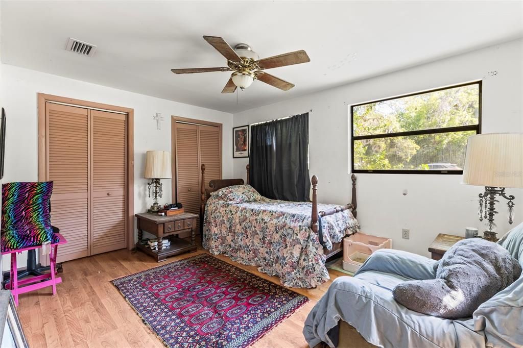 На продажу: $295,000 (4 спален, 3 ванн, 2037 Квадратных фут)