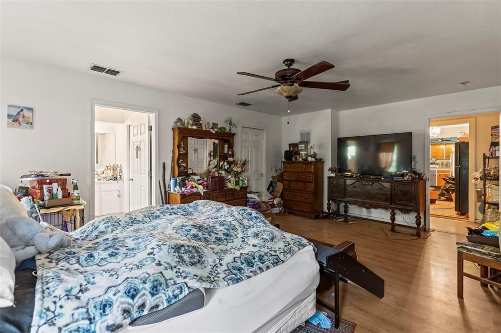 На продажу: $295,000 (4 спален, 3 ванн, 2037 Квадратных фут)