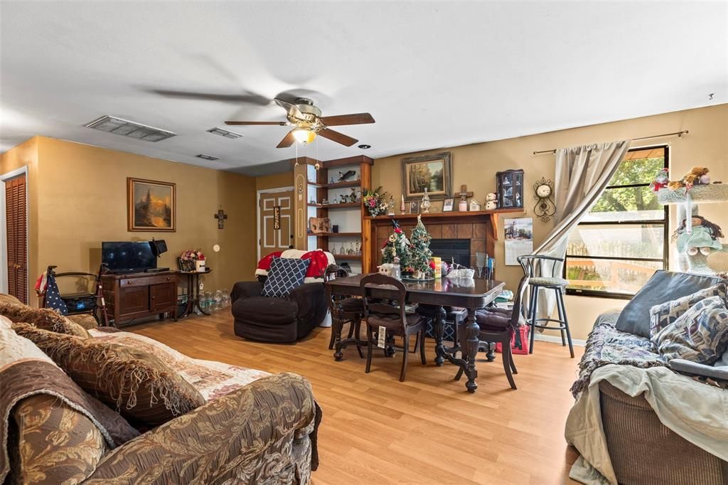 На продажу: $295,000 (4 спален, 3 ванн, 2037 Квадратных фут)