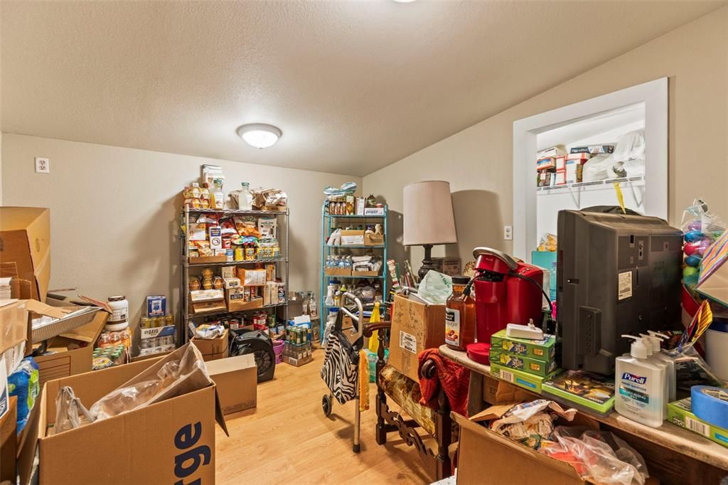 На продажу: $295,000 (4 спален, 3 ванн, 2037 Квадратных фут)