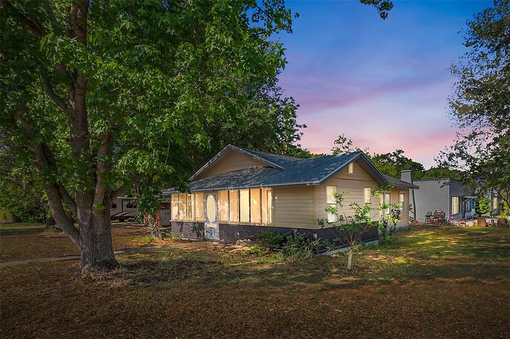 Recently Sold: $170,000 (2 beds, 1 baths, 988 Square Feet)