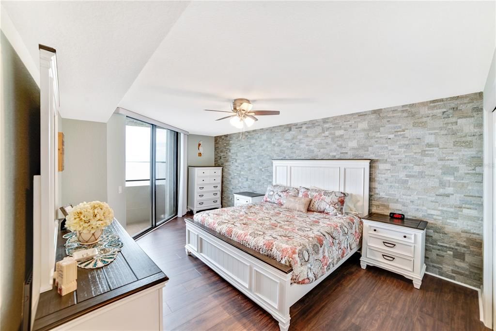 For Sale: $495,000 (3 beds, 2 baths, 1563 Square Feet)