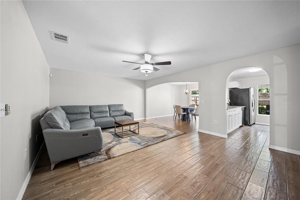 En Renta: $2,050 (3 camas, 2 baños, 1670 Pies cuadrados)