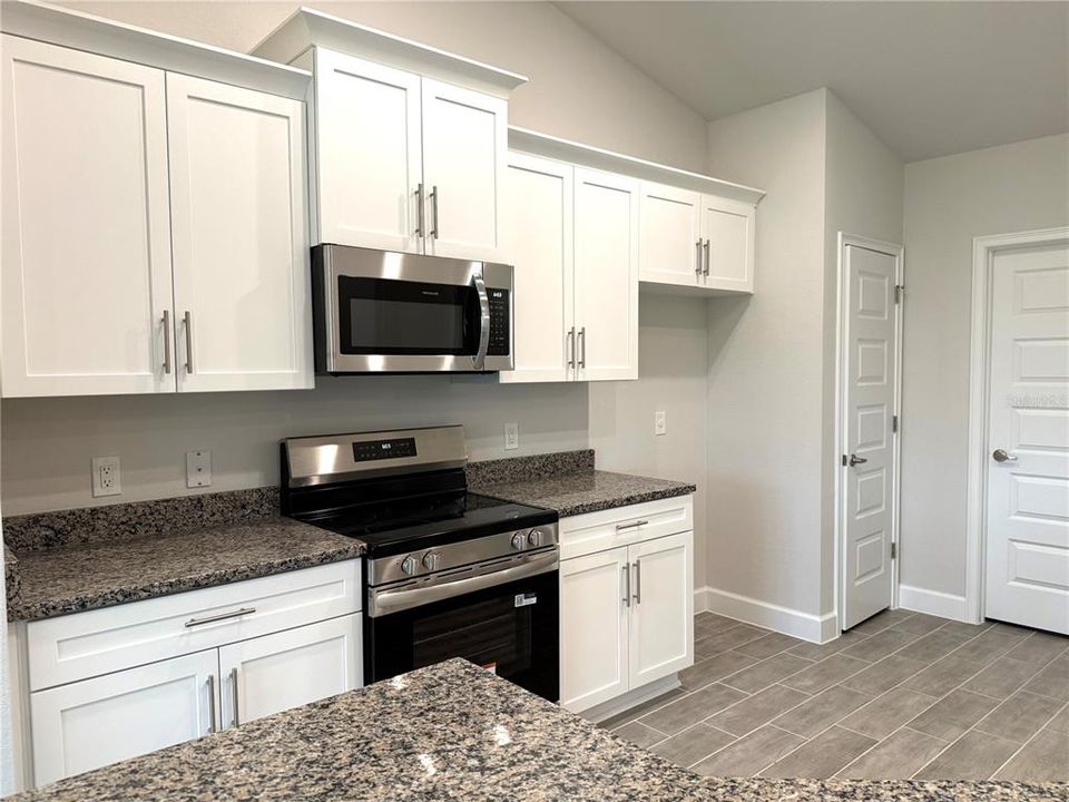 Под контрактом: $325,350 (4 спален, 2 ванн, 1755 Квадратных фут)