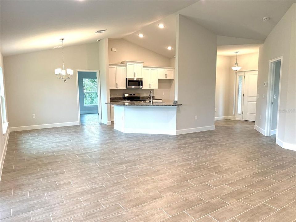 Под контрактом: $325,350 (4 спален, 2 ванн, 1755 Квадратных фут)