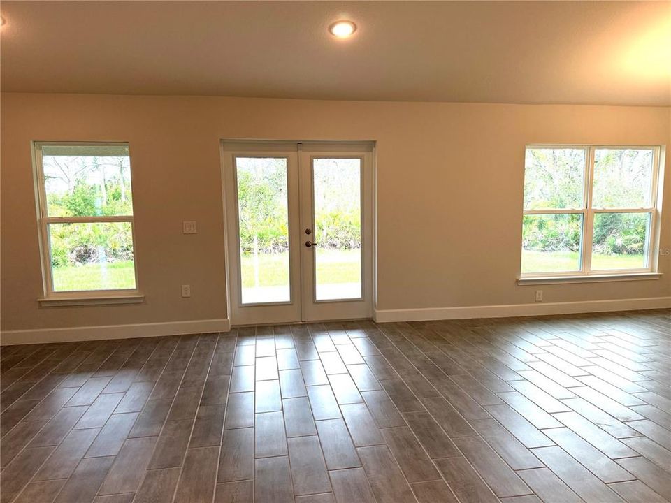 Под контрактом: $325,350 (4 спален, 2 ванн, 1755 Квадратных фут)