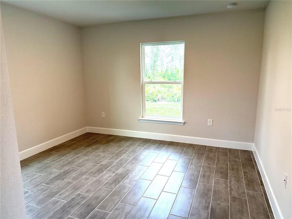 Под контрактом: $325,350 (4 спален, 2 ванн, 1755 Квадратных фут)