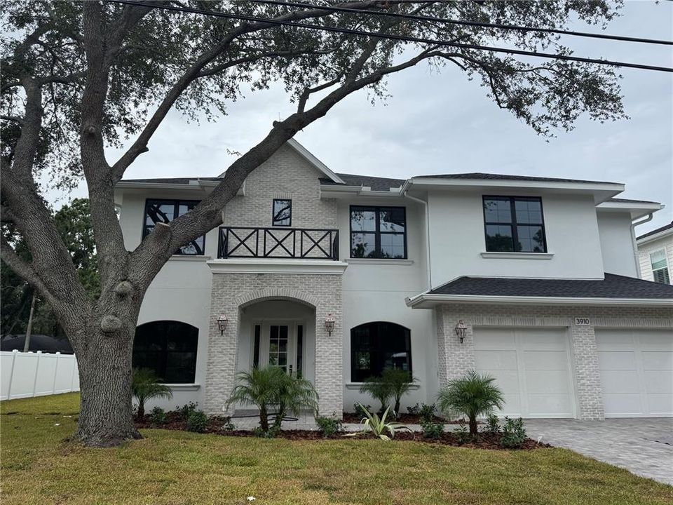 Recently Sold: $2,499,800 (5 beds, 4 baths, 4372 Square Feet)