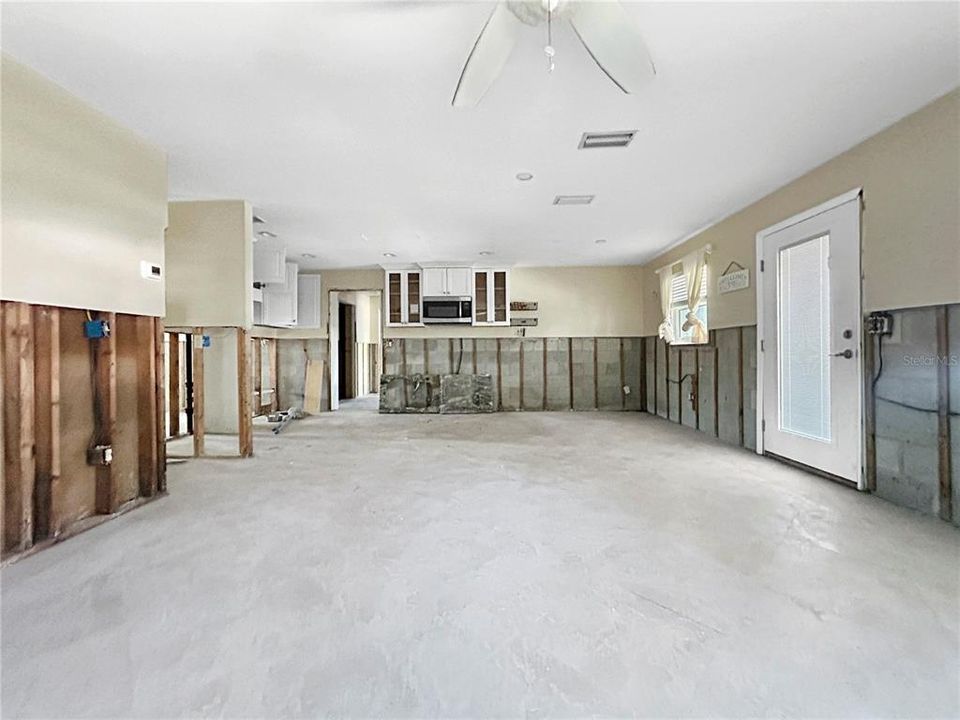 Active With Contract: $474,999 (3 beds, 2 baths, 1252 Square Feet)