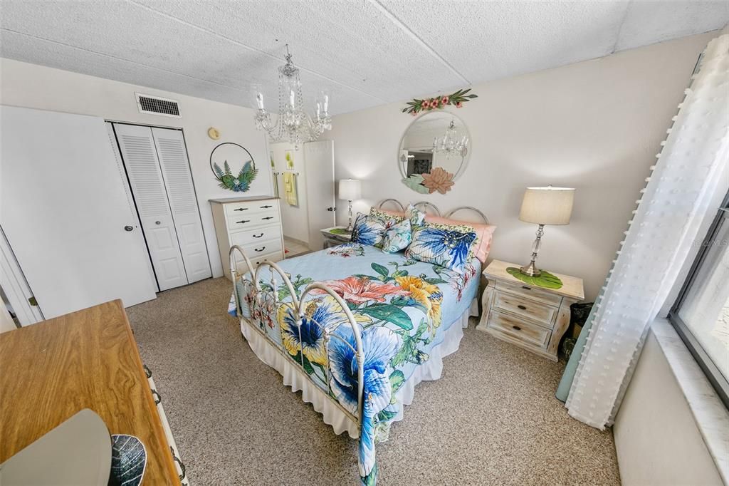 For Sale: $349,900 (2 beds, 2 baths, 1013 Square Feet)