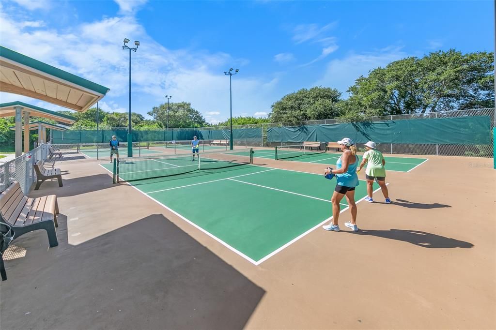 For Sale: $349,900 (2 beds, 2 baths, 1013 Square Feet)